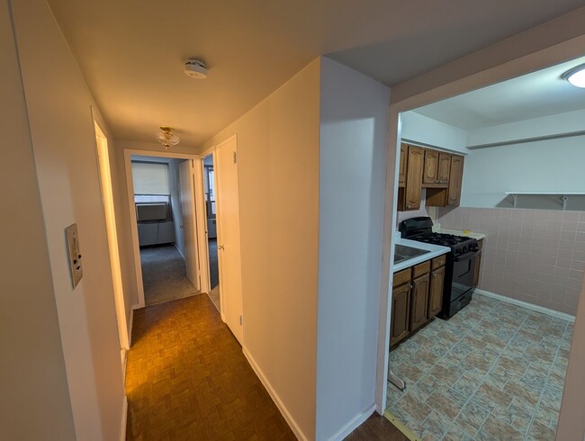 Building Photo - 2 Bed 1 Bath in Lakeview!