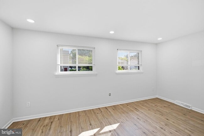 Building Photo - 1006 N York Rd