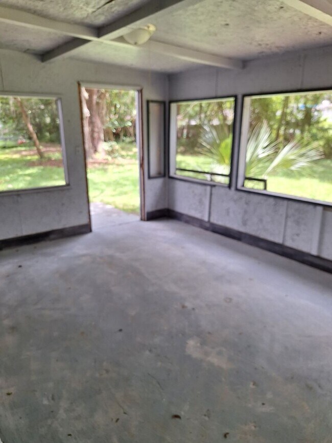 Building Photo - To schedule a Showing or Submit an Application please visit: https://www.rpmdiversified.com/house...