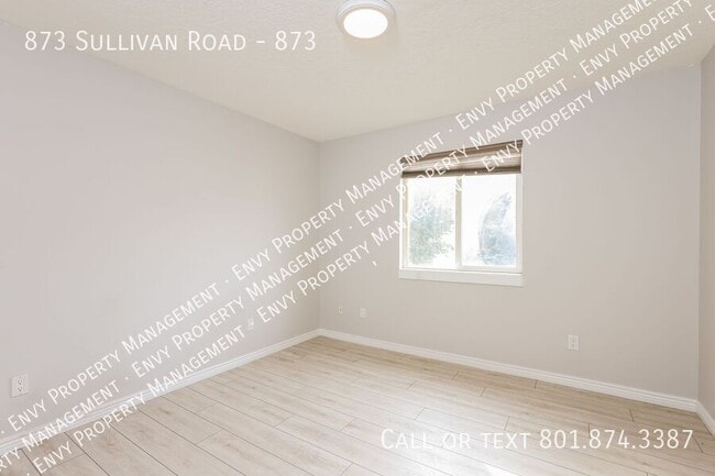 Building Photo - 873 Sullivan Dr