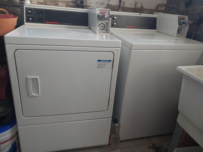 Building Photo - 3927 Kirk St