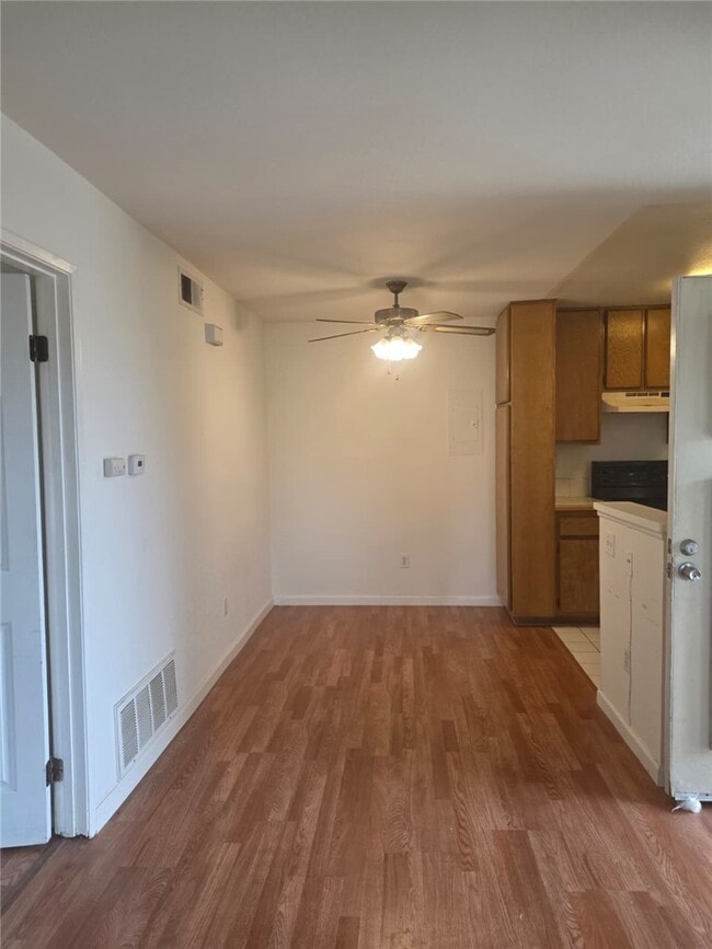 Building Photo - 23395 La Crescenta