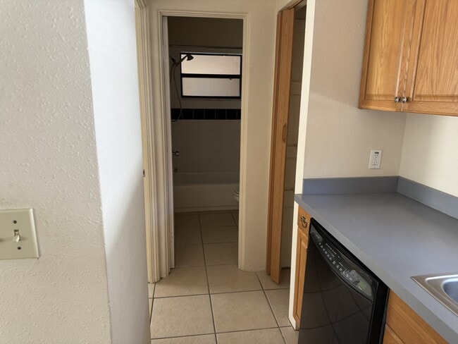 Building Photo - Queen Street Apartments