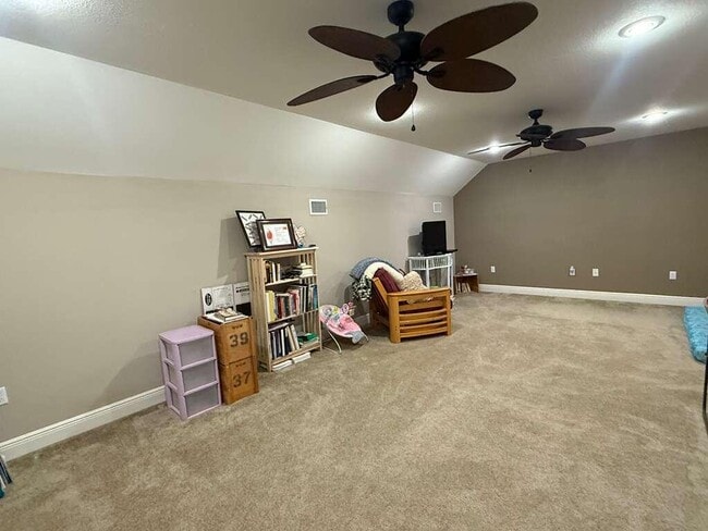 Building Photo - 703 Nutmeg Ave