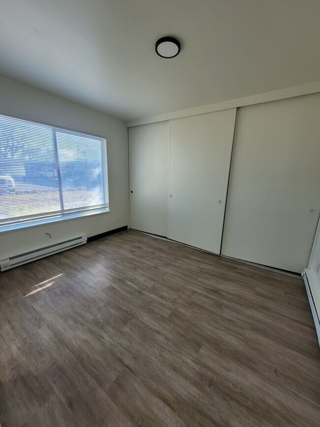 Building Photo - 1208-1210 Vandenberg Ave