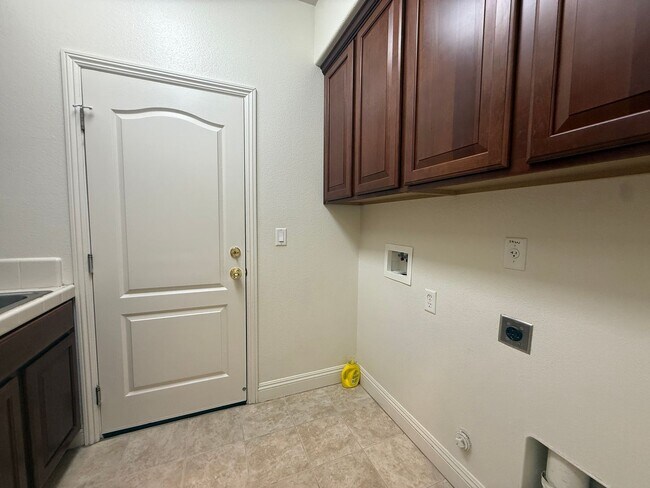 Building Photo - Huge Home in Anatolia Village!