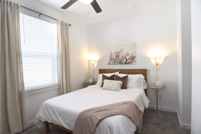 Building Photo - 2092 W Bella Ln