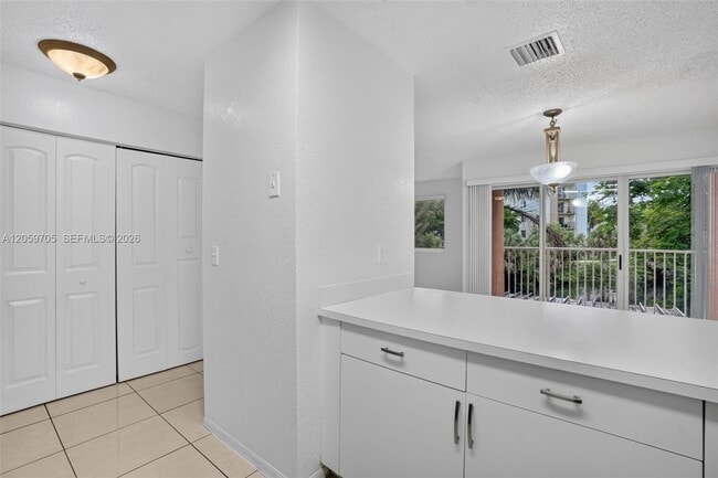 Building Photo - 6225 SW Kendale Lakes Cir