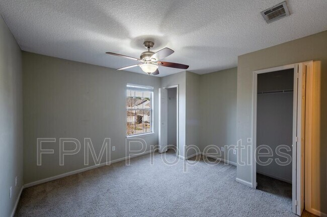 Building Photo - 807 Scrub Jay Dr