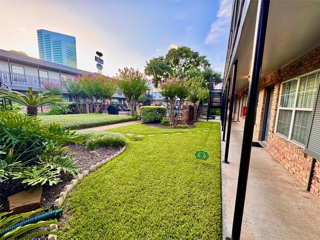 Building Photo - 3131 Southwest Fwy