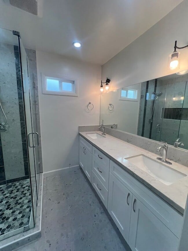 Building Photo - Beautifully renovated 3 bed 2 bath house