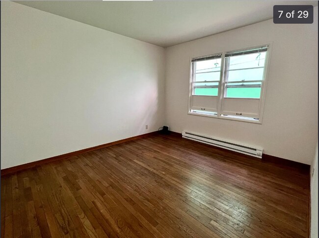 Building Photo - MF 09 - Burnside Triplex