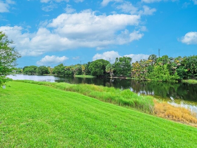 Building Photo - 933 Falling Water Rd