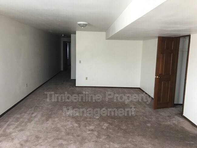 Building Photo - 936 Caribou Dr W