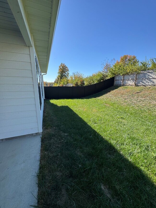 Building Photo - 3 bedroom 2 bath house