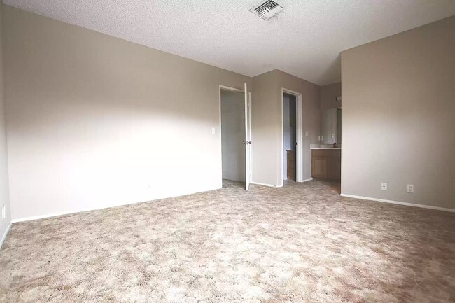 Building Photo - 424 W Avenue J5