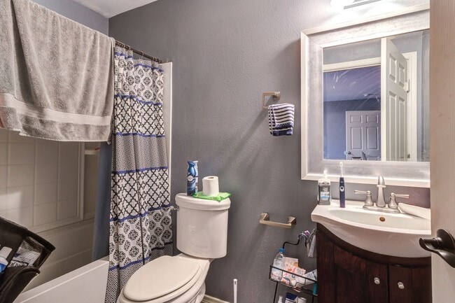 Building Photo - Rare find 5-bedroom 4-bathroom home near T...