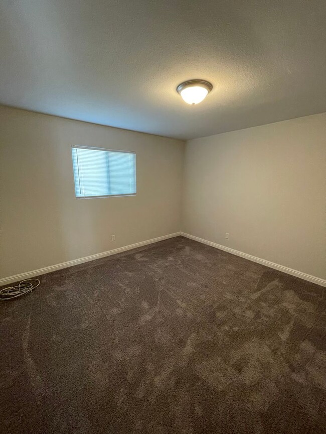 Building Photo - Recently remodeled condo close to downtown...