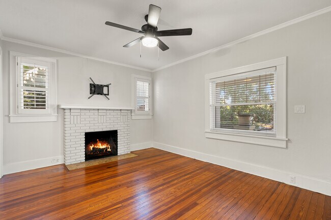 Building Photo - 1234 Beach Dr NE