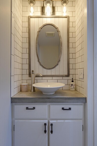 Building Photo - 266 King St W