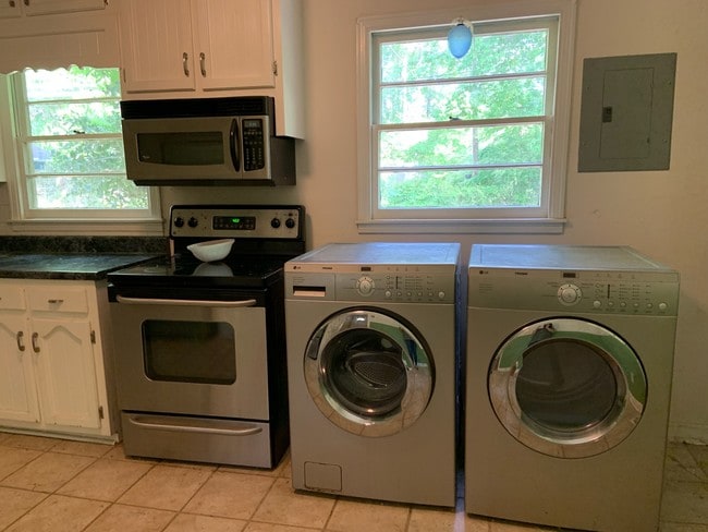 Building Photo - 621 Greenhill Dr