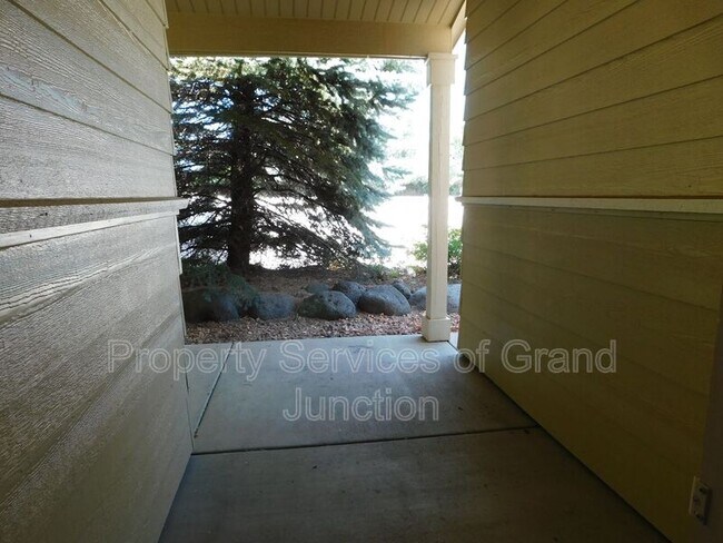 Building Photo - 733 Lakeview Ct