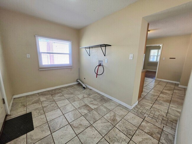 Building Photo - 1411 E Orman Ave