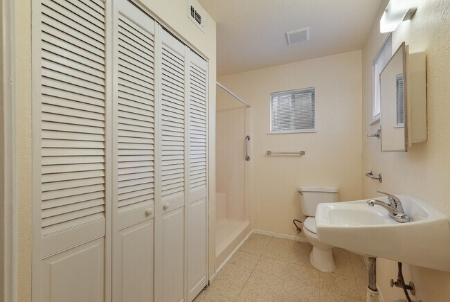 Building Photo - Rare Olmos Park Rental