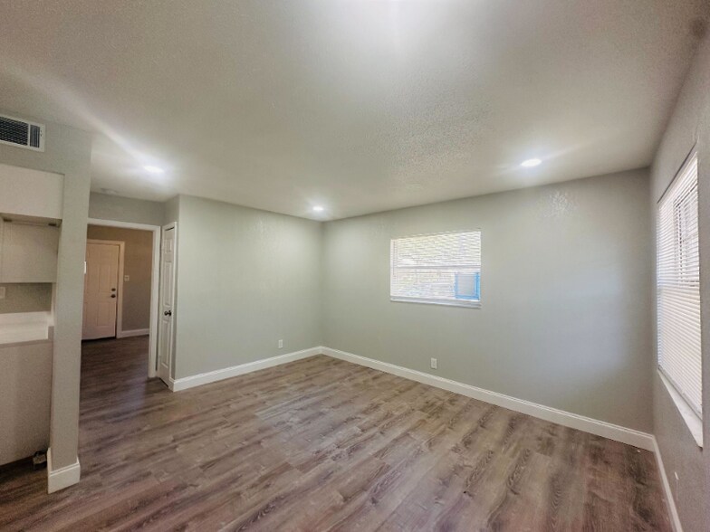 Building Photo - 618 93rd Ave N