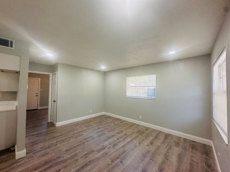 Building Photo - 618 93rd Ave N