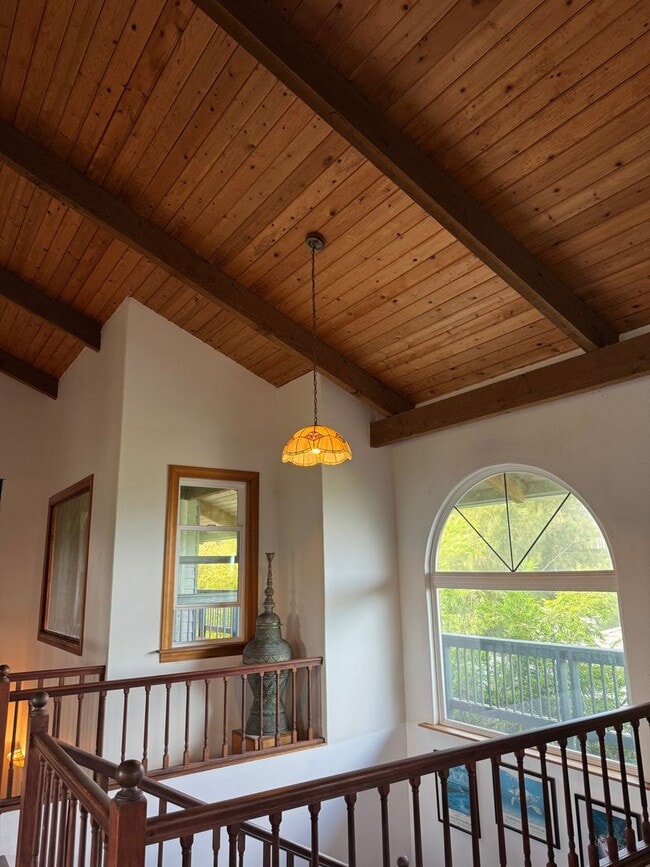 Building Photo - Prime location, large custom home near Wai...