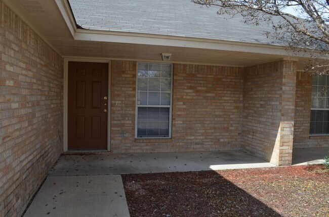 Building Photo - 2208 Wildewood Dr