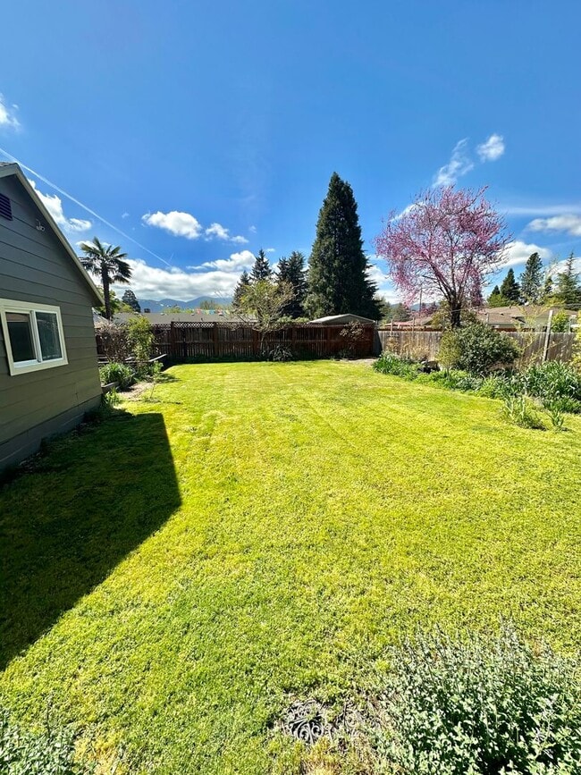 Building Photo - 3 Bedroom 2 Bath House