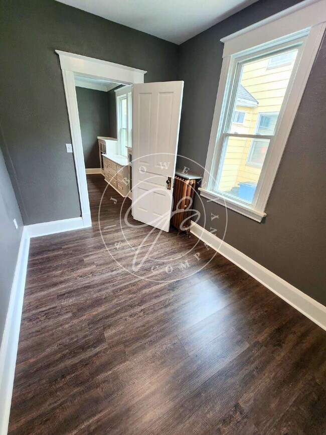 Building Photo - Charming 1-Bedroom-No transferring of util...