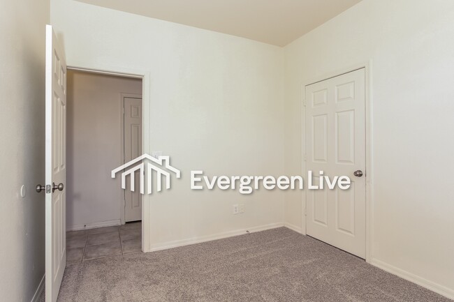 Building Photo - 524 S 4th St