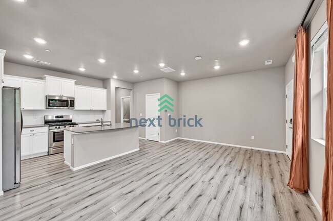 Building Photo - 3 Bed, 2.5 Bath Beautiful Condo Available ...