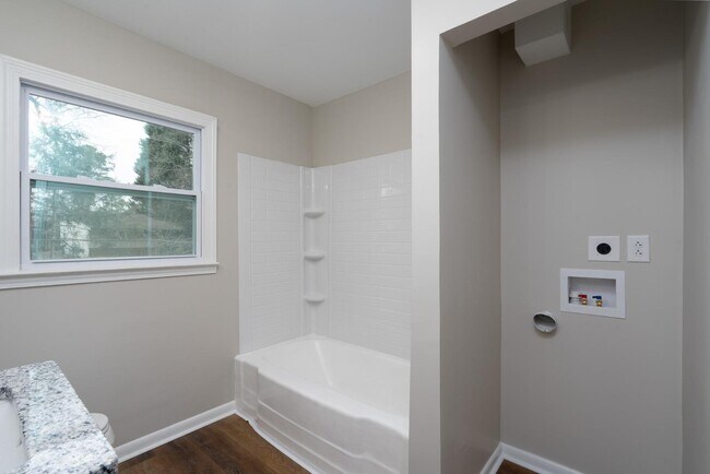 Building Photo - 745 Arbor St NE