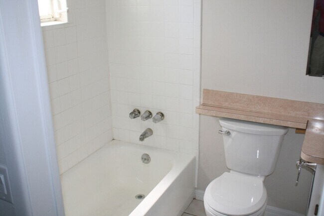 Building Photo - Beautifully updated 2 bedroom 2 bath