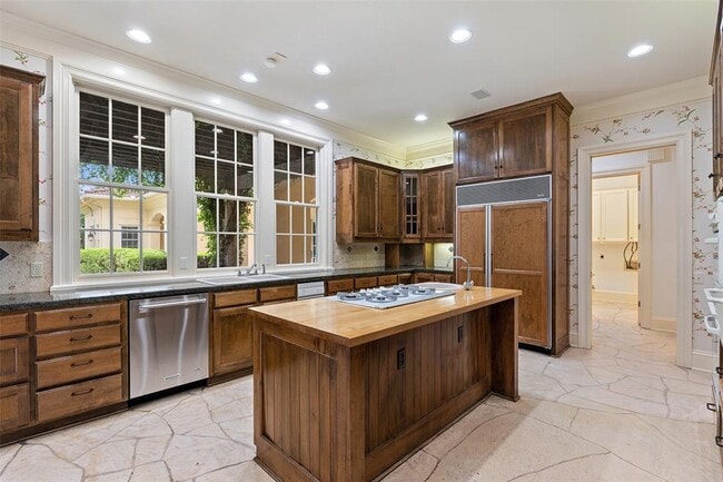 Building Photo - 602 Las Lomas Dr