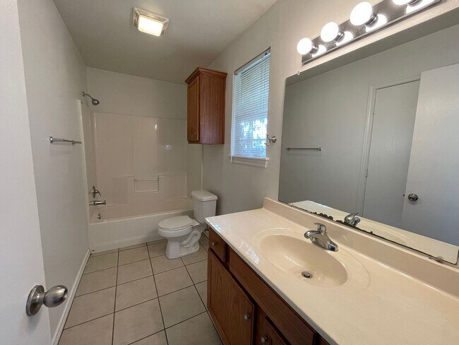 Building Photo - 3-bed/2-bath with Garage!