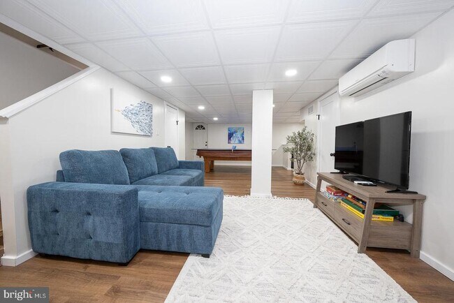 Building Photo - 227 E Hathaway Ln