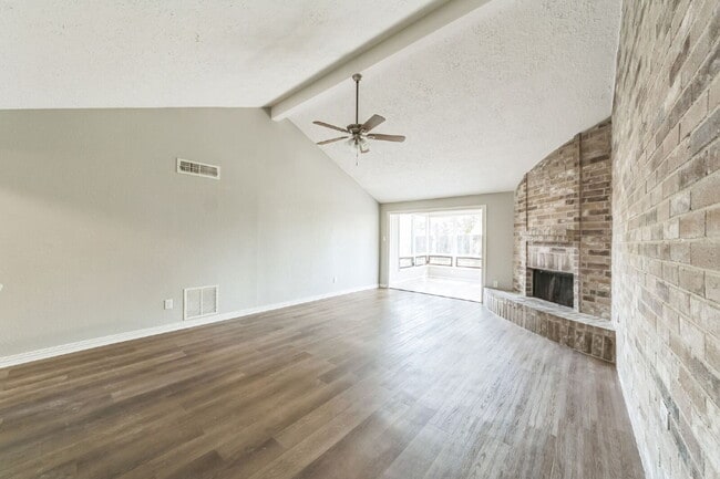 Building Photo - Charming & Spacious Home in La Porte!