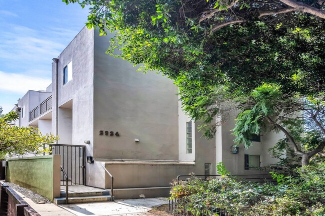 Front entry with keypad access - 2824 Arizona Ave