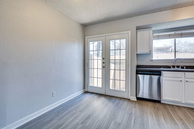 Building Photo - Broker Spoke - South Lamar - Affordable 2/...