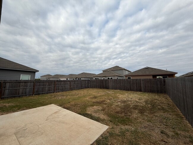 Building Photo - 4 Bedrooms, 2.5 Bathroom house with a huge back yard in New Braunfels!