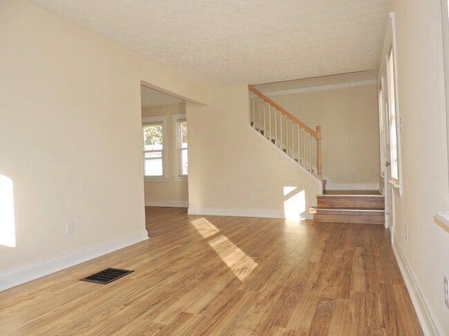 Building Photo - 3 Bedroom Bungalow for Rent!
