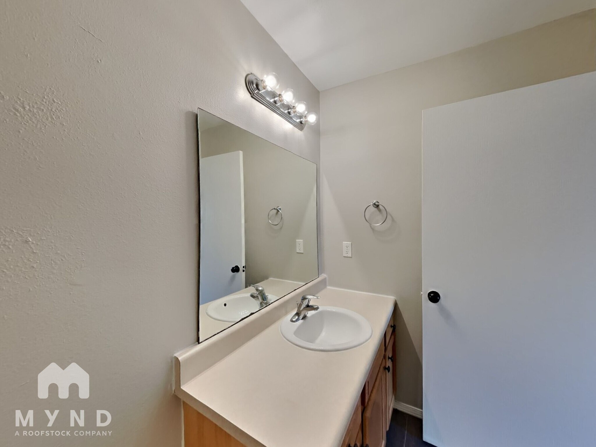 Building Photo - 2550 W Delmar