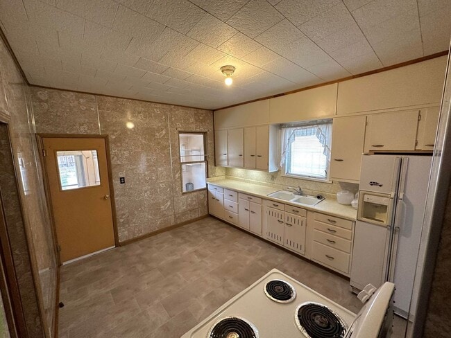Building Photo - Cute Helper Rental
