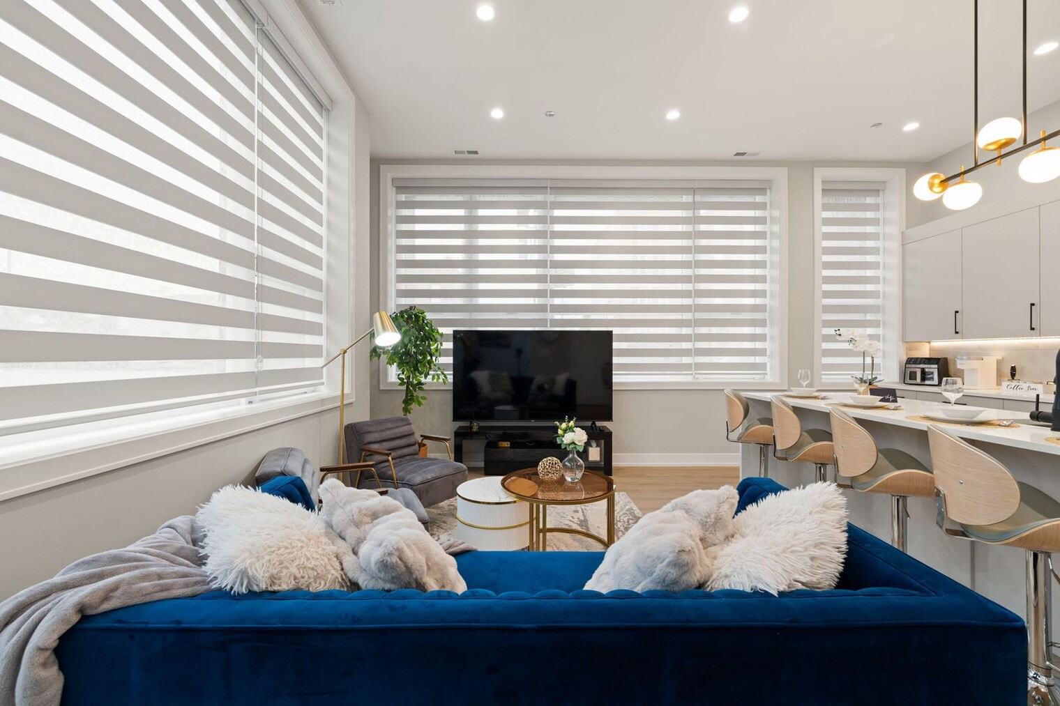 Building Photo - 801 S Western Ave