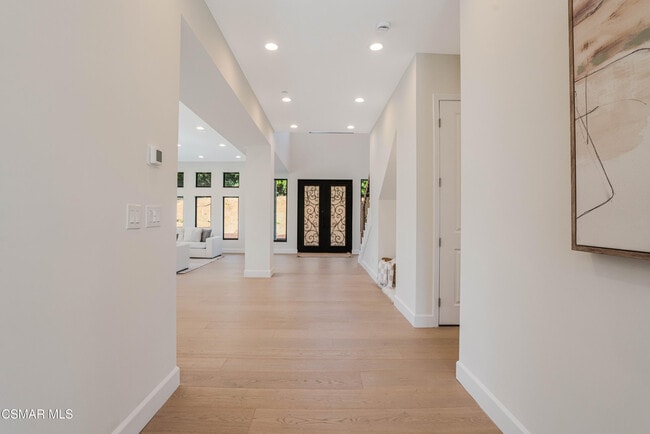 Building Photo - 252 Capri Dr